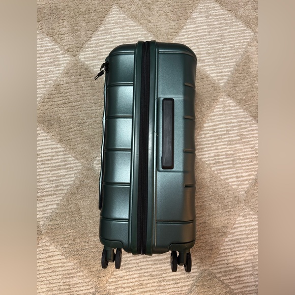 eBag Carry On Hardside Suitcase w/ Front Laptop Pouch - Picture 3 of 9